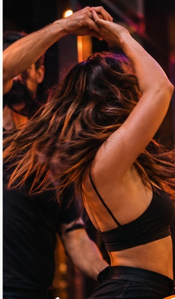 Movimiento y conexión al bailar en pareja